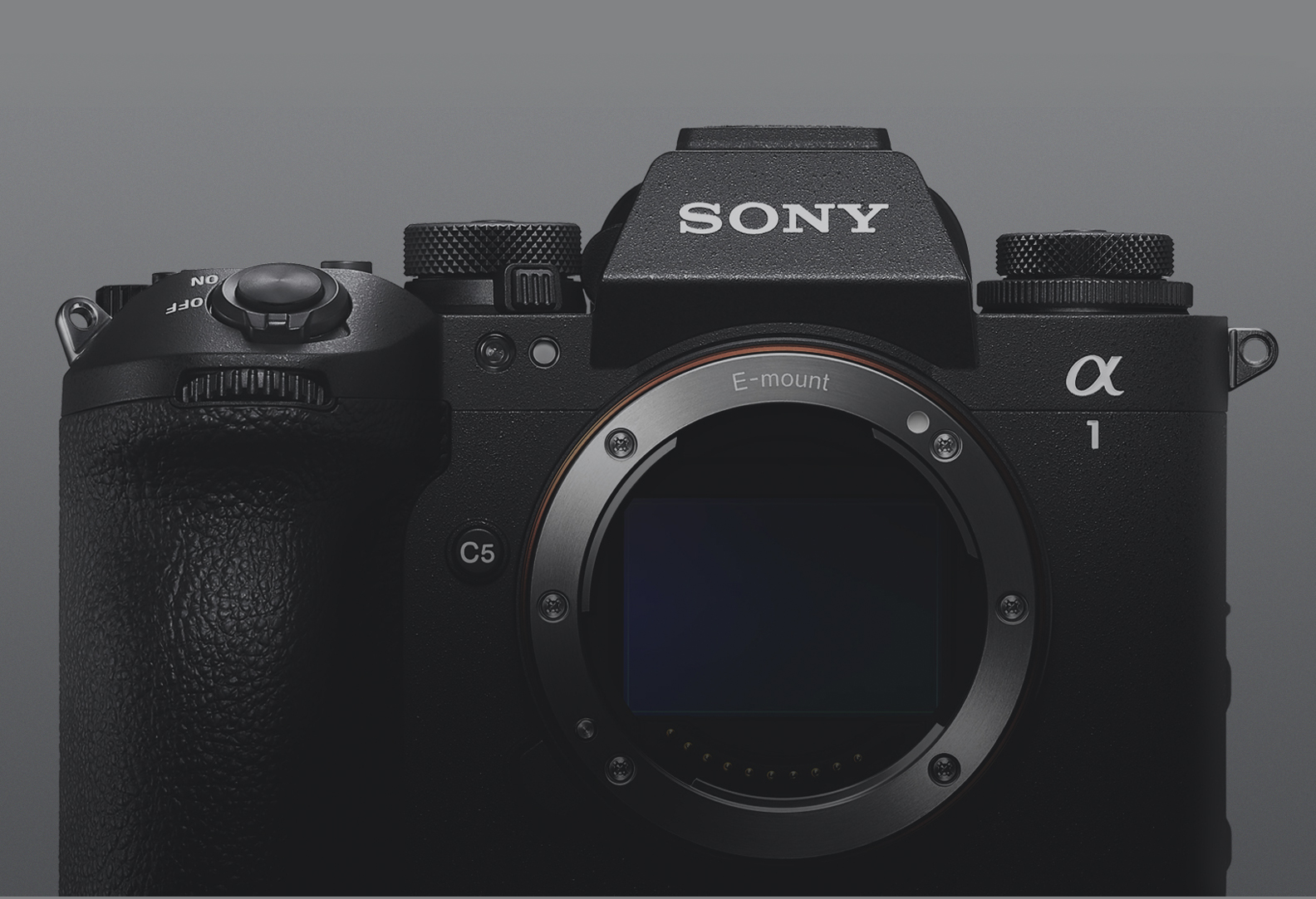 มุมมองด้านหน้าของ Sony Alpha 1 บนฉากหลังสีเทา