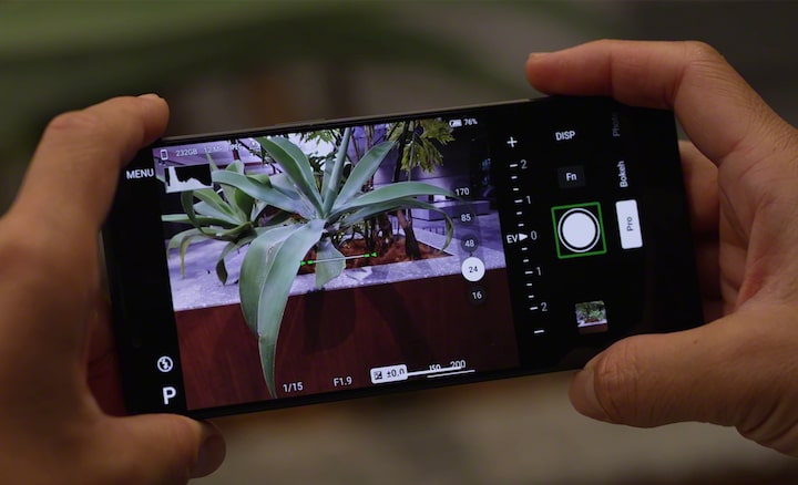 มือคู่หนึ่งกำลังถ่ายรูปด้วยโทรศัพท์ Xperia